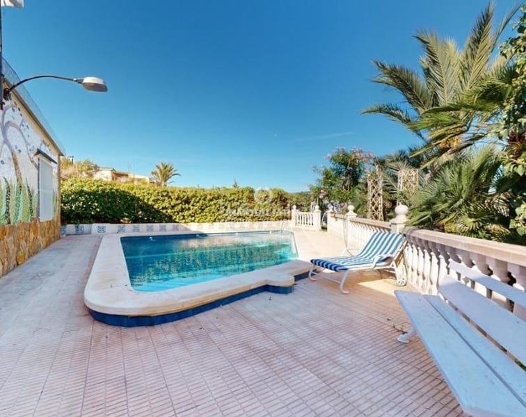 Foto c1a3b08d-7d10-4882-9d73-b80a4be23cba. Xalet amb aparcament piscina a Novelda