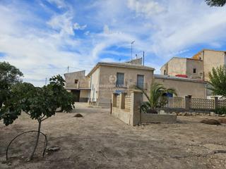 Chalet à Las Cruces. Espectacular chalet tipo caserío en villena muy bien situado con