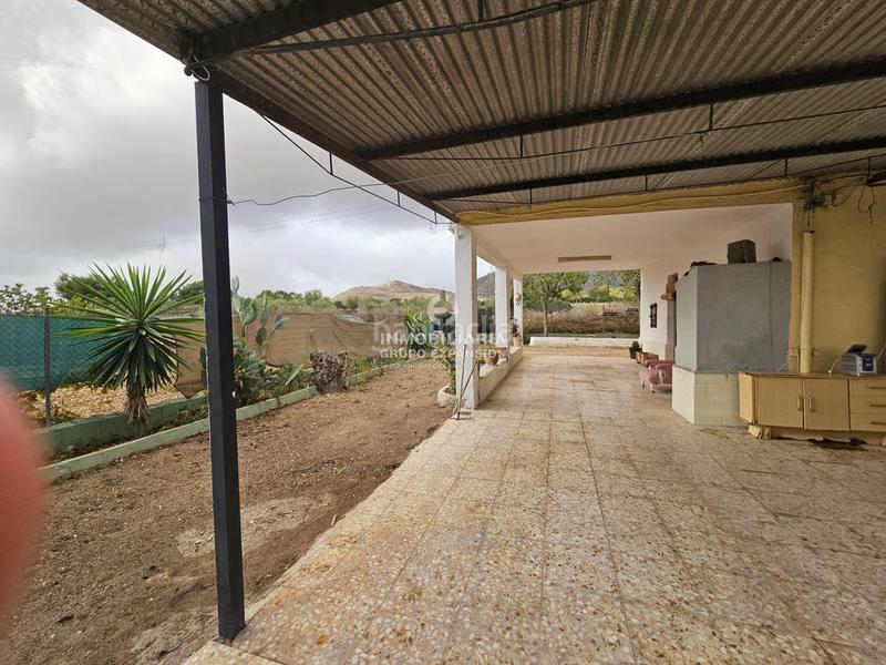 Foto e50a20d2-17b5-4a10-baa2-3128b2d54809. Chalet  con piscina y almacén muy bien situado en Aspe