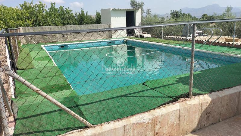Foto f9d59f8a-7bad-440e-80b4-a04659e9b776. Chalet  con piscina y almacén muy bien situado en Aspe