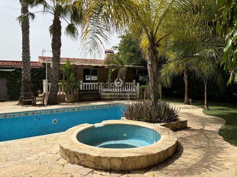 Foto 31096882-6f3c-42b9-b88f-4095b52d5a38. Xalet amb piscina a Centro Elche / Elx