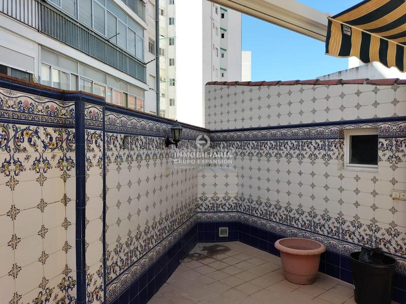 Foto f2a1f794-546e-4d9e-aa3e-b3df1fb977ba. Dúplex espectacular piso duplex muy bien situado en Villena