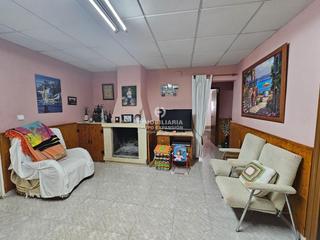 Chalet à Monforte del Cid. Chalet en monforte del cid con piscina, naves y amplio terreno m