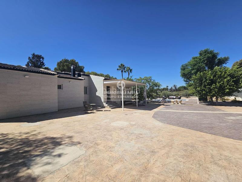 Foto ba70dcb0-cc87-4d40-a85e-6b9ecf41162c. Chalet espectacular chalet de lujo en elche de 300 m con piscina muy bien situado en Elche / Elx