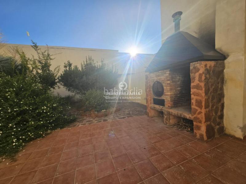 Foto 1ef85f1e-b9a0-4204-b828-877b4ddc4eac. Casa espectacular bungalow de lujo de 385 m con patio y sótano muy bien situado en Aspe