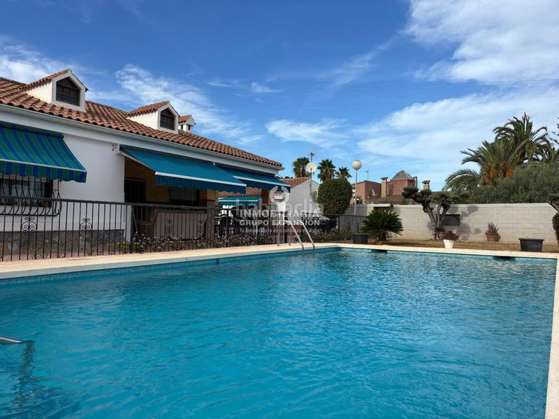 Foto b7cfad6a-a765-4e50-81f8-8ae557f458b3. Xalet amb piscina a Centro Elche / Elx