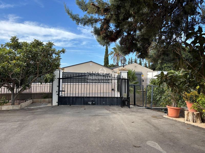 Foto c20b1ad2-8172-4dc1-9899-b228400363db. Xalet amb piscina a Centro Elche / Elx