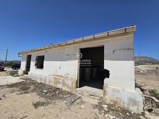 Landgut in Monforte del Cid. Terreno en monforte del cid de 46.000 m2 y almacén de 70 m2 muy