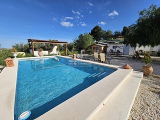 Chalet in Centro. Espectacular chalet de lujo en aspe de 110 m2 con piscina muy bi
