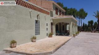 Xalet a El Castillo. Chalet en aspe tipo villa casa señorial con piscina