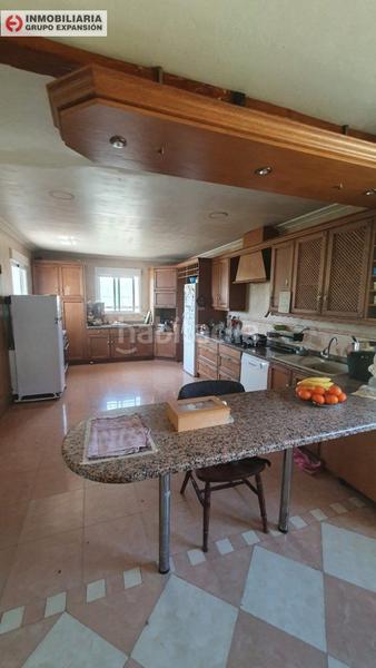 Foto 3e74b4f2-ac39-4035-a95c-41b36ccc8484. Chalet  de 550 metros con piscina zona uchel en Aspe