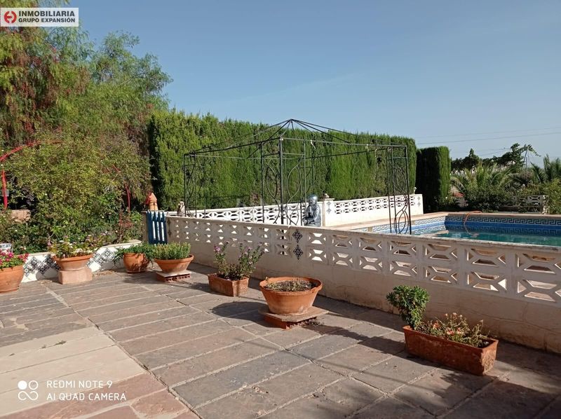 Foto a26483e1-c5e7-41fc-8710-b2a257e6c711. Xalet amb piscina a Novelda