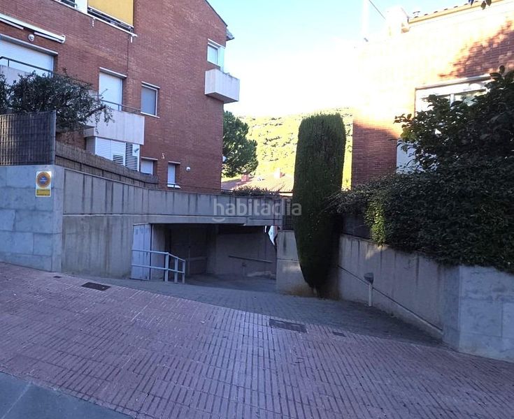 Foto b253e017-f67f-4767-a22d-674b3ca00dd2. Aparcament cotxe a Teià
