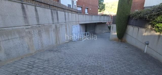 Foto fc977f62-8af1-4061-b721-b25bb6af4c21. Aparcament cotxe a Teià