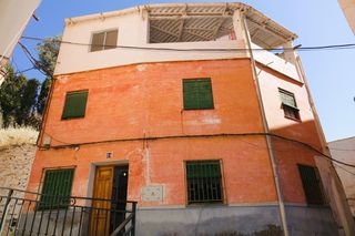 Casa in Lanjarón. Casa en venta en centro, 3 dormitorios.