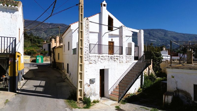 Foto 9780a2b3-8f18-4554-b9be-82f1be296834. Casa amb aparcament a Órgiva