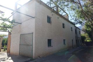 Casa a Órgiva. Casa en venta en polígonos.