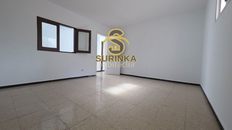 Foto 8d23915f-8da8-4584-8921-149207710638. Casa adossada amb aparcament a Jinamar Telde