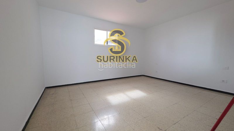 Foto 93349958-36a6-431d-b343-7a8163a4f6c3. Casa adossada amb aparcament a Jinamar Telde