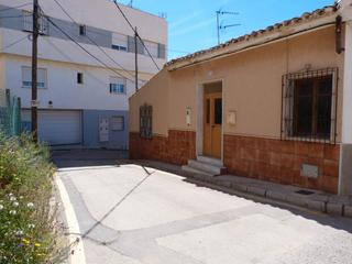 Casa en Calle lachambre 11. Planta baja en esquina con gran potencial en calle la chambre, p