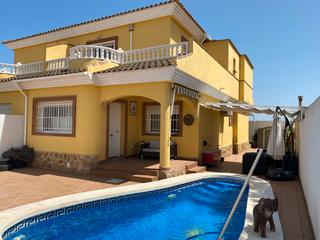 Casa bifamiliare en Calle pliego 18. Vivienda recien reformada con piscina en lomas de rame