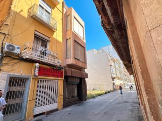 Local Comercial a Calle don roque 5. Cafetería en esquina con salida de humos y almacén en el centro