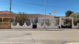 Chalet  Calle periquito 4. Vivienda con parcela amplia y potencial de reforma en pozo estre