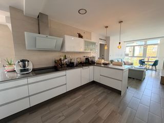 Pis a Avenida reina victoria eugenia 44. Vivienda totalmente reformada en reina victoria – luz, ubicación