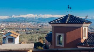 Chalet in Camino de albarrate 13. Elegancia a escasos minutos de granada capital