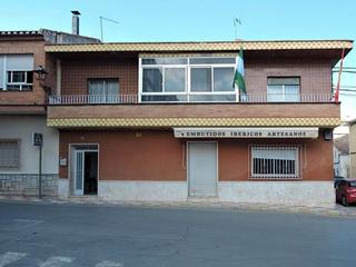 Casa a Toril 14. Casa con local comercial en pleno centro