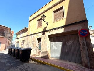 Bauernhof in Sax. Vivienda con fachada a tres calles, ubicada en el centro de sax.