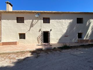 Masia a Salinas. En primer lugar, nos gustaría destacar la ubicación y el diseño,