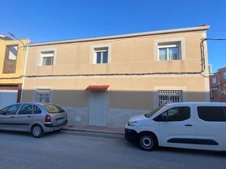 Casa adossada a Sax. Te presentamos esta luminosa y espaciosa vivienda situada en una