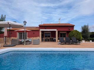 Casale in Sax. Preciosa finca de 4 dormitorios y 3 baños a solo 500 metros de s