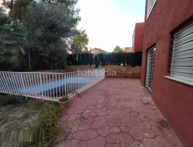 Foto 1d98cc8e-dbe5-4bc3-8d70-59620fff425b. Casa adossada amb aparcament piscina a Centro Chiva