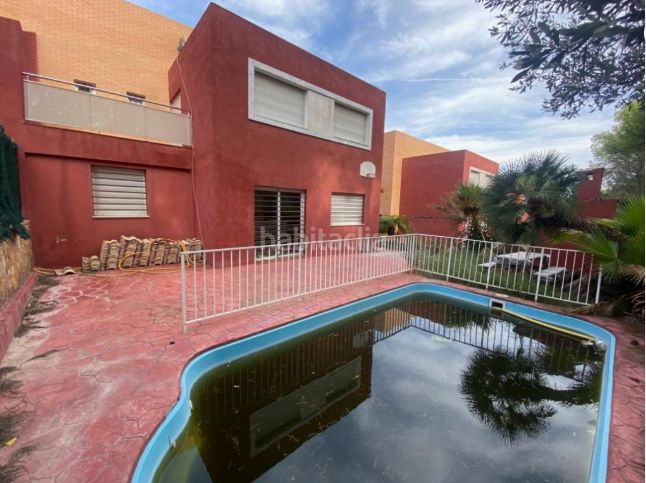 Foto 4539e452-b2a4-4041-8d4d-39dd5a21abeb. Casa adossada amb aparcament piscina a Centro Chiva