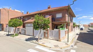 Casa adossada  Avenida de colón. Villanueva de gallego (zaragoza). sin posesión (no se puede visi
