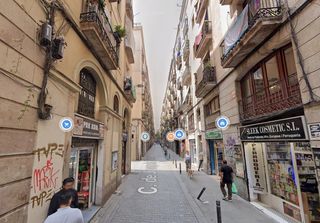 Flat  Carrer de joaquín costa. Barcelona. sin posesión (no se puede visitar ni hipotecar).