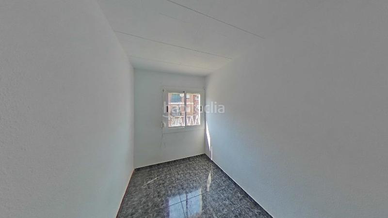 Foto d06c107d-a8fa-4fb0-99bb-eea237665945. Piso (barcelona). "okupado" (no se puede visitar ni hipotecar). en Badalona