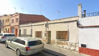 Casa adossada  Carrer cartago. Sabadell (barcelona). "okupado" (no se puede visitar ni hipoteca