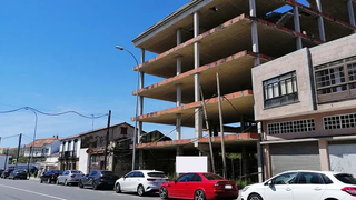 Edificio  Estrada de castela. Narón (la coruña). ctra. castela.