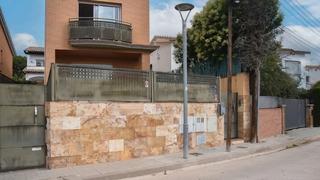 Chalet  Carrer joaquim costa. Premià de dalt  (barcelona). "okupado" (no se puede visitar ni h