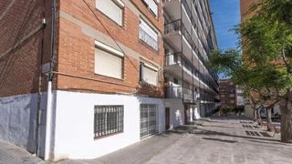 Pis  Carrer de santa rita. Rubí  (barcelona). "okupado" (no se puede visitar ni hipotecar).