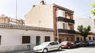 Pis  Carrer de la mare de déu de lourdes. Rubí  (barcelona). "okupado" (no se puede visitar ni hipotecar).