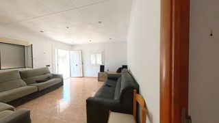Chalet  Carrer tallat. Sant vicenç dels horts (barcelona). "okupado" (no se puede visit