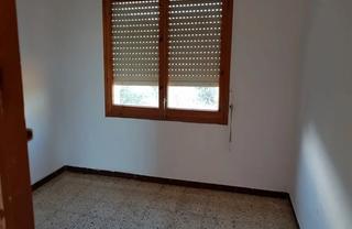 Casa  Urbanitzacio can coral pg 4. Torrelles de foix (barcelona). "okupado" (no se puede visitar ni