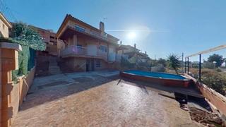Chalet  Carrer torre dels escipions. Calafell (tarragona). "okupado" (no se puede visitar ni hipoteca