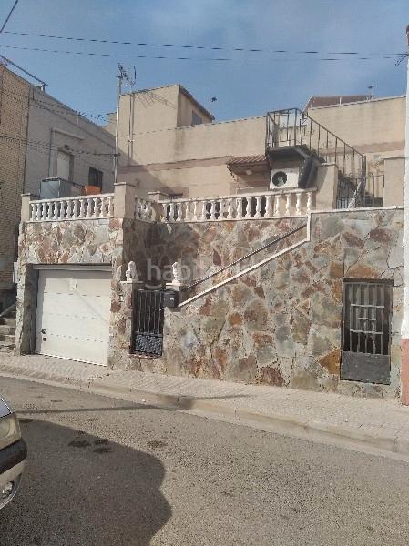 Foto b6b8ae3d-4c33-40a1-a46b-e9d61bda57df. Casa adossada a Sant Vicenç dels Horts