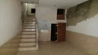 Casa  Carrer sant ot. Balaguer (lérida). "okupado" (no se puede visitar ni hipotecar).