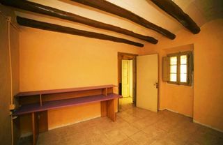 House  Carrer calvari. Fuliola (lérida). "okupado" (no se puede visitar ni hipotecar).
